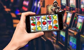 မြန်မာ Esports ပြိုင်ပွဲ PUBG Mobile နှင့် Mobile Legends ပွဲစဉ်ကြည့်ရှုနေသောကစားသမားများ